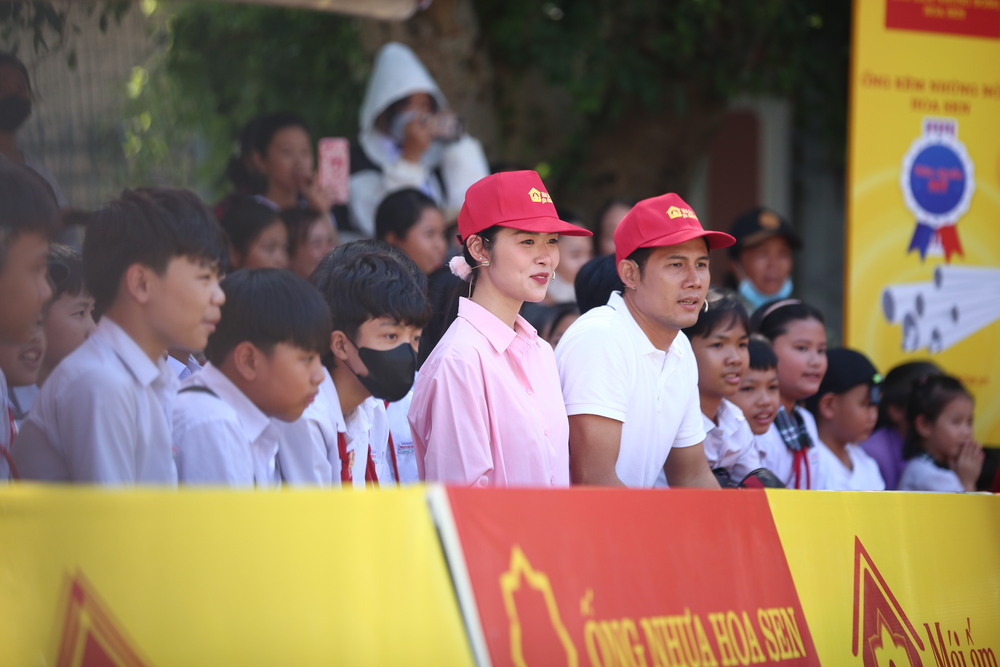 Mái ấm gia đình Việt: Thanh Thức, Diệp Bảo Ngọc và nhiều mạnh thường quân tặng hơn 70 triệu đồng cho trẻ em mồ côi