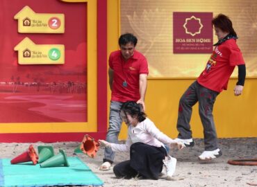 Mái ấm gia đình Việt: MC Quyền Linh lo lắng khi Phương Mỹ Chi gặp sự cố chấn thương lúc thực hiện thử thách giúp đỡ trẻ em mồ côi