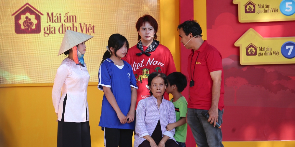 Mái ấm gia đình Việt: Phương Mỹ Chi đồng cảm, nhắc về tuổi thơ phụ mẹ bán chè khi chứng kiến hoàn cảnh các em nhỏ mồ côi