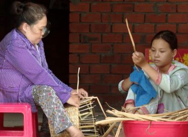 Thần Tài Gõ Cửa: Người mẹ khiếm khuyết nghị lực suốt 10 năm ròng rã đan lát nuôi con