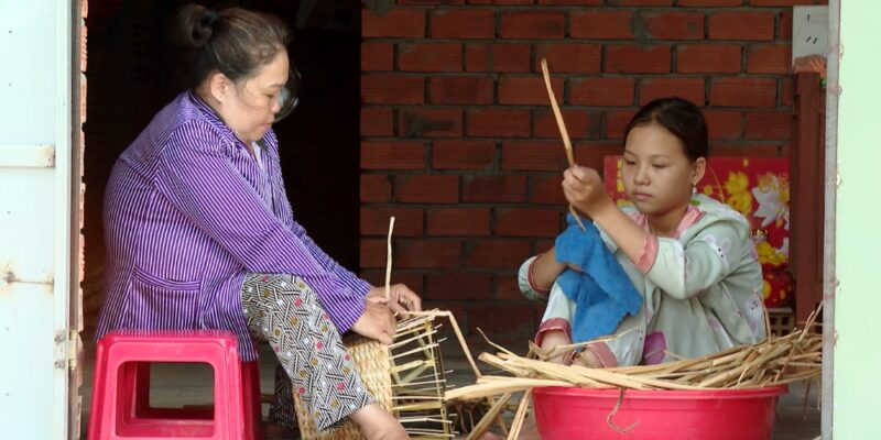 Thần Tài Gõ Cửa: Người mẹ khiếm khuyết nghị lực suốt 10 năm ròng rã đan lát nuôi con