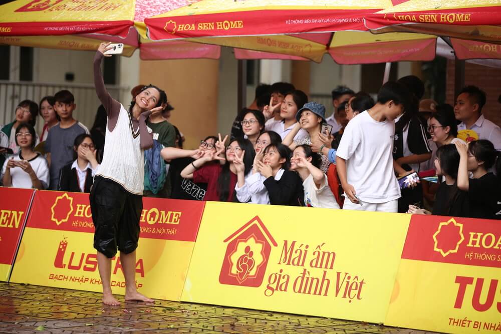 Bất chấp trời mưa nặng hạt nhưng MC Quyền Linh, diễn viên Doãn Quốc Đam và hoa hậu H’Hen Niê vẫn hết mình với các thử thách của chương trình