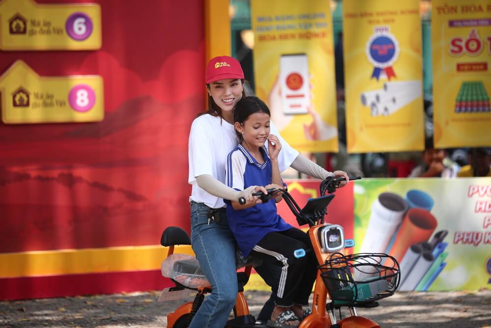 Mái Ấm Gia Đình Việt: Diễn viên Quốc Trường và hoa hậu Kỳ Duyên góp sức mang về giải thưởng 85 triệu cho trẻ em mồ côi