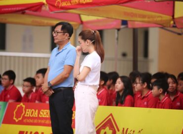 Mái Ấm Gia Đình Việt: Quyền Linh, NSND Trọng Trinh và Phạm Quỳnh Anh xúc động khi chứng kiến hoàn cảnh của các em nhỏ mồ côi