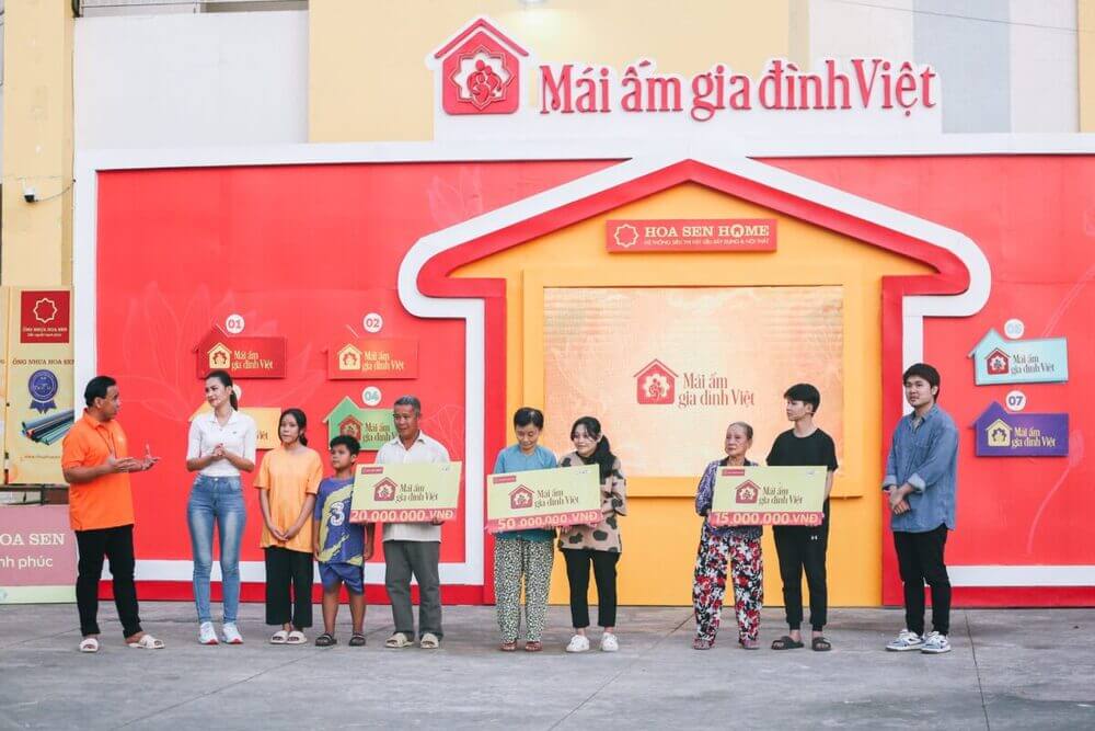 Mái Ấm Gia Đình Việt: Dàn Hoa, Á hậu đình đám chung tay giúp đỡ các em nhỏ mồ côi ở Mái ấm gia đình Việt