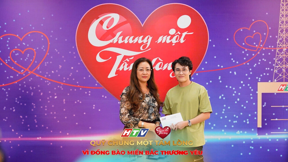 Huỳnh Lập đồng hành cùng Công ty Truyền thông Bee đến HTV ủng hộ đồng bào miền Bắc