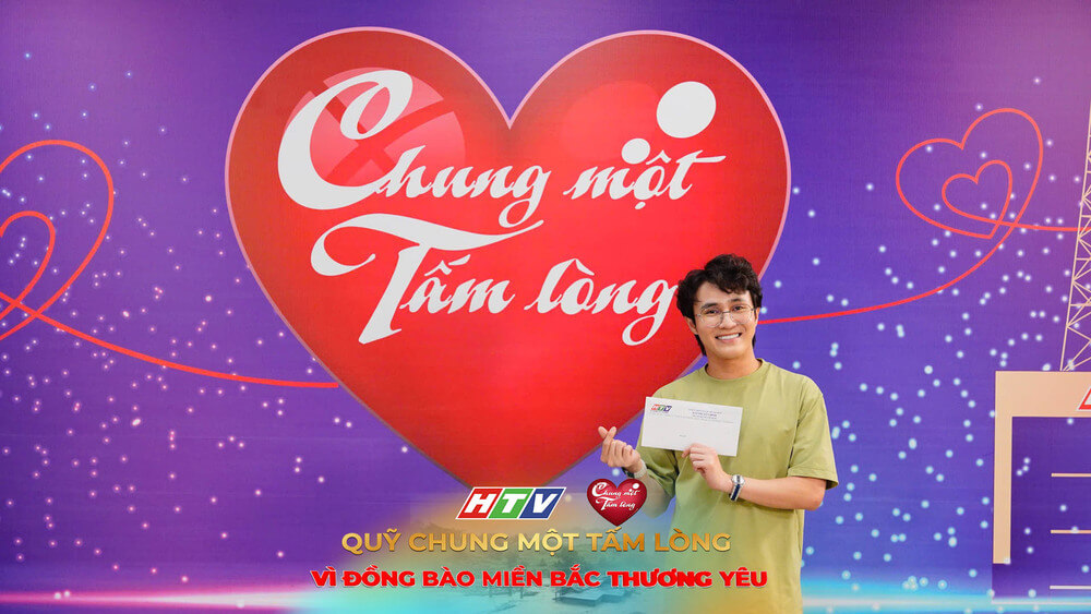 Chiều ngày 27/9, Công ty truyền thông Bee cùng loạt nghệ sĩ đến Quỹ "Chung một tấm lòng" ủng hộ đồng bào miền Bắc