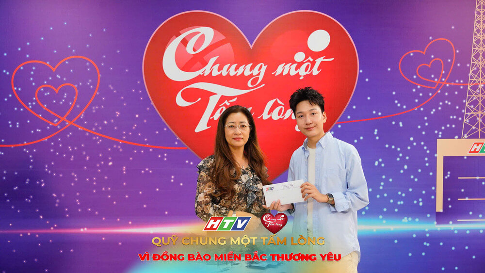 Huỳnh Lập đồng hành cùng Công ty Truyền thông Bee đến HTV ủng hộ đồng bào miền Bắc