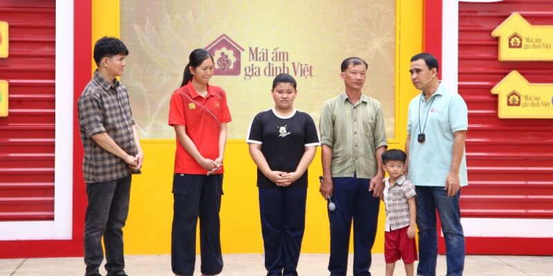 Mái Ấm Gia Đình Việt: MC Quyền Linh, MC Vũ Mạnh Cường và VĐV Nguyễn Thị Ánh Viên xúc động khi chứng kiến hoàn cảnh của các em nhỏ mồ côi