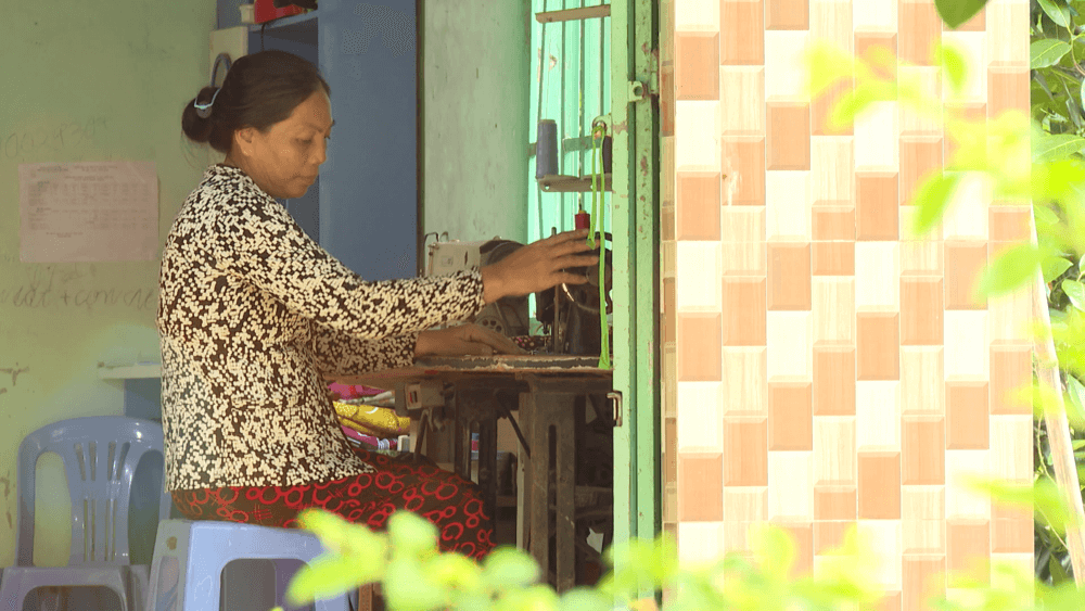 Khâm phục nghị lực của người phụ nữ khuyết tật một mình gồng gánh nuôi cả gia đình 