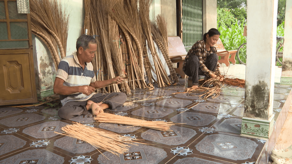 Thần Tài Gõ Cửa: Ước mơ giữ lửa nghề bó chổi tàu cau của người đàn ông khuyết tật