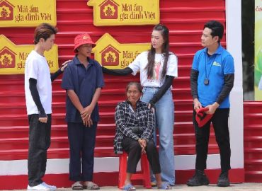 Mẹ mất vì bệnh K, cha bỏ rơi từ nhỏ, cậu bé vừa đi học vừa bán vé số giúp bà kiếm thêm