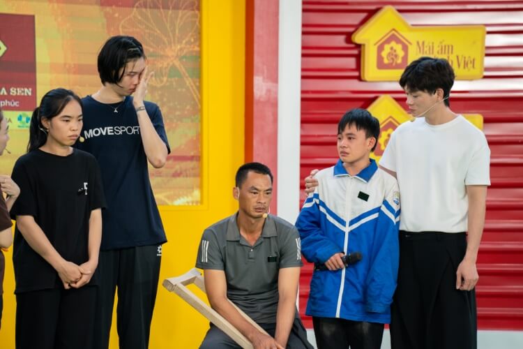 Hơn 400 triệu đồng được trao tặng cho các em nhỏ mồ côi trong tập 139 Mái ấm gia đình Việt