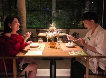 Chen Ru Lu cùng Tuấn Kiệt thích thú khi thưởng thức ẩm thực thuần thực vật tại TP. HCM