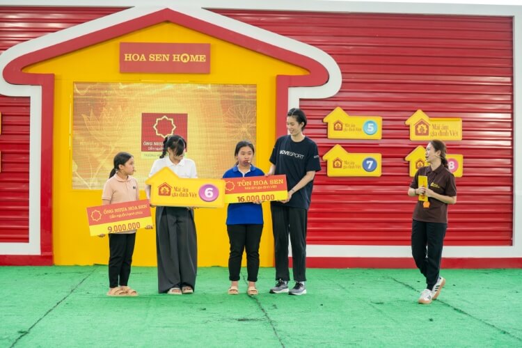 Hơn 400 triệu đồng được trao tặng cho các em nhỏ mồ côi trong tập 139 Mái ấm gia đình Việt