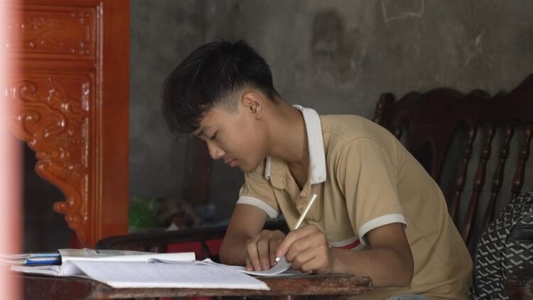 Hồng Phúc, Hoàng Tôn và Phương Oanh đau lòng cảnh người phụ nữ vừa phẫu thuật u cổ phải gồng gánh khi chồng qua đời