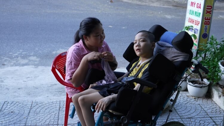 Đại Nghĩa, Ma Ran Đô và Nguyễn Duyên Quỳnh nhói lòng trước cảnh em nhỏ vừa học vừa gồng gánh gia đình vì cha mẹ bệnh nặng