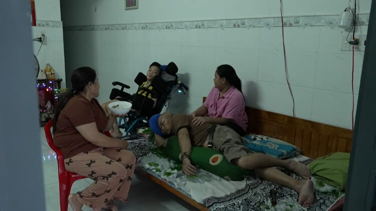 Đại Nghĩa, Ma Ran Đô và Nguyễn Duyên Quỳnh nhói lòng trước cảnh em nhỏ vừa học vừa gồng gánh gia đình vì cha mẹ bệnh nặng