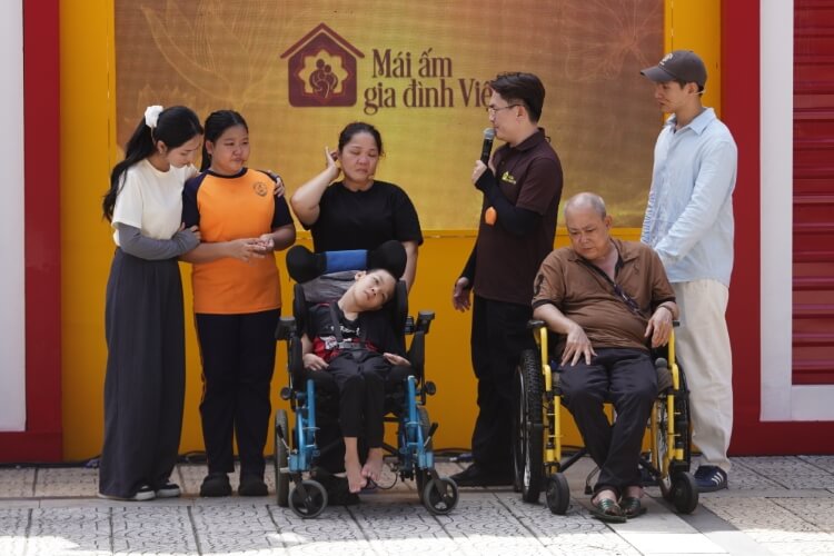 Đại Nghĩa, Ma Ran Đô và Nguyễn Duyên Quỳnh nhói lòng trước cảnh em nhỏ vừa học vừa gồng gánh gia đình vì cha mẹ bệnh nặng