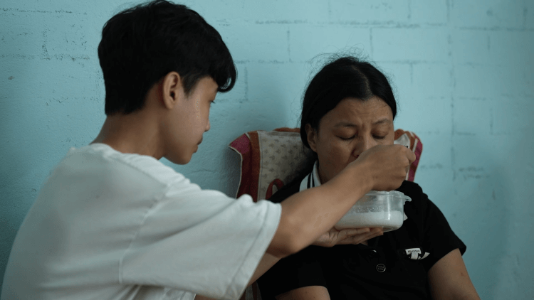 Ước mơ trở thành bác sĩ của những em nhỏ sớm thiếu thốn tình thân khiến nhiều người nghẹn lòng