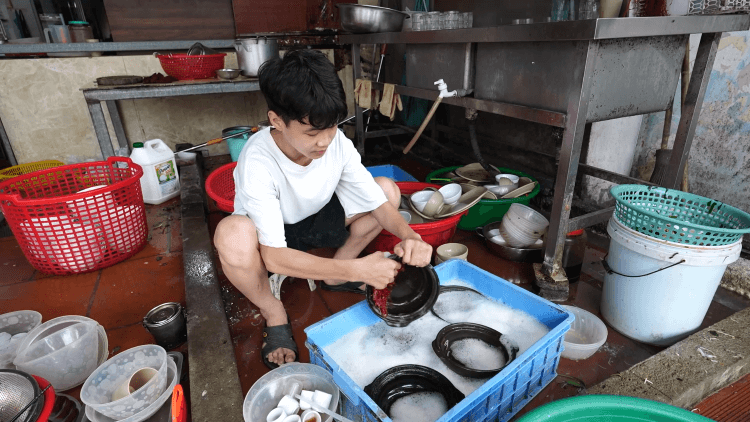 Ước mơ trở thành bác sĩ của những em nhỏ sớm thiếu thốn tình thân khiến nhiều người nghẹn lòng