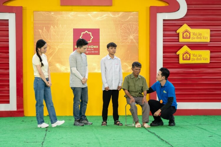 Hồng Phúc, Hoàng Tôn và Phương Oanh đau lòng cảnh người phụ nữ vừa phẫu thuật u cổ phải gồng gánh khi chồng qua đời