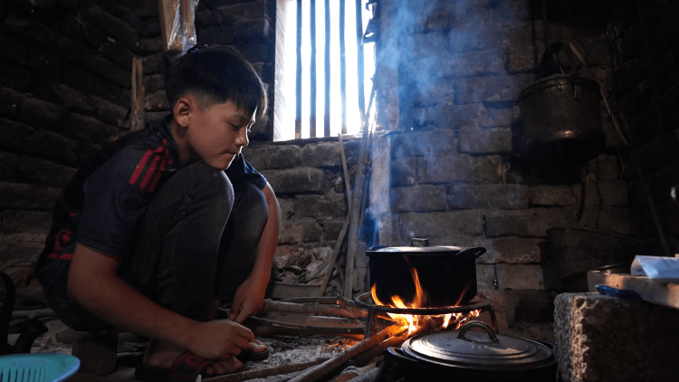 Ước mơ trở thành bác sĩ của những em nhỏ sớm thiếu thốn tình thân khiến nhiều người nghẹn lòng