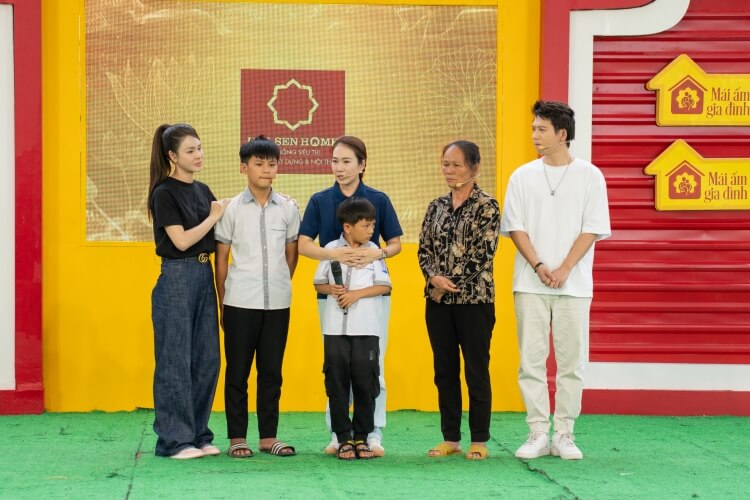 Ước mơ trở thành bác sĩ của những em nhỏ sớm thiếu thốn tình thân khiến nhiều người nghẹn lòng