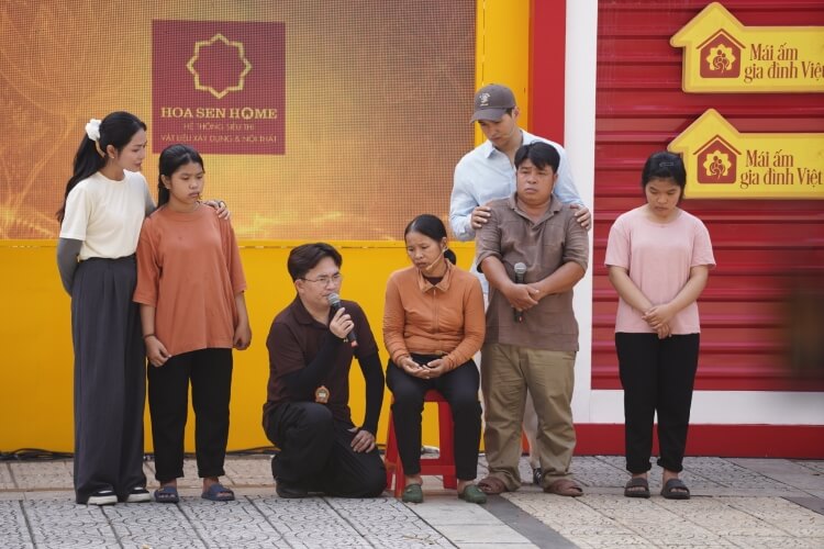 Đại Nghĩa, Ma Ran Đô và Nguyễn Duyên Quỳnh nhói lòng trước cảnh em nhỏ vừa học vừa gồng gánh gia đình vì cha mẹ bệnh nặng