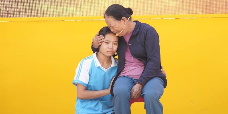 Nỗi lo bơ vơ, sợ bà mất của cô bé 13 tuổi chưa từng cảm nhận được tình cảm cha mẹ khiến nhiều người quặn lòng