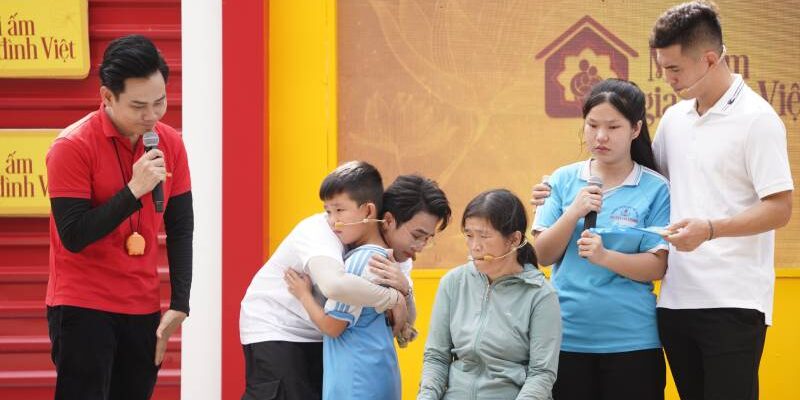 Huỳnh Lập bật khóc, Tiến Linh lặng người trước ước mơ giản dị của những em nhỏ trong “Mái ấm gia đình Việt”