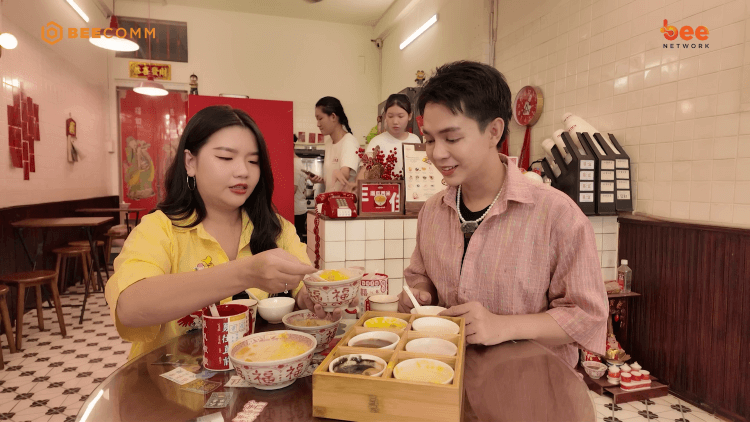 Tuấn Kiệt và Chen Ru Lu hào hứng với món chè lục bảo tại Bình Thạnh