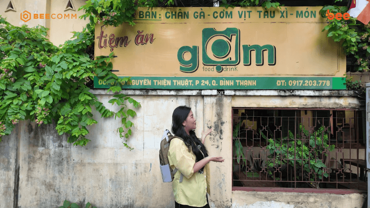 Tuấn Kiệt và Chen Ru Lu hào hứng với món chè lục bảo tại Bình Thạnh
