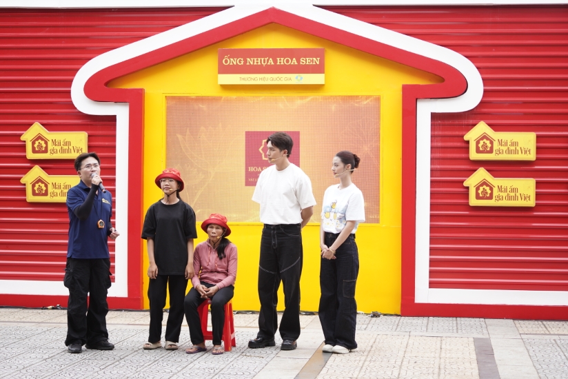 Đại Nghĩa, Lona Kiều Loan bật khóc trước cô bé mồ côi cha, mẹ nằm viện, một mình đơn độc tham gia Mái ấm gia đình Việt