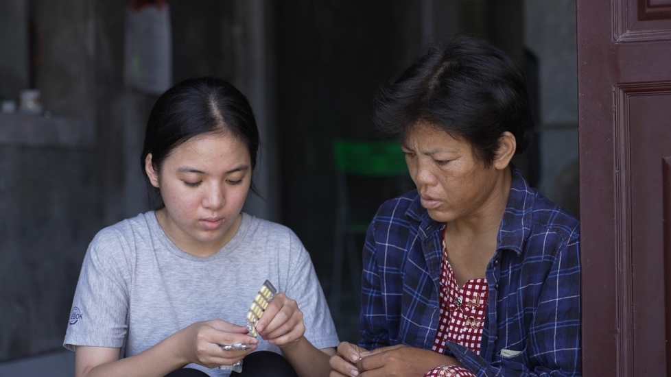 Đại Nghĩa, Lona Kiều Loan bật khóc trước cô bé mồ côi cha, mẹ nằm viện, một mình đơn độc tham gia Mái ấm gia đình Việt