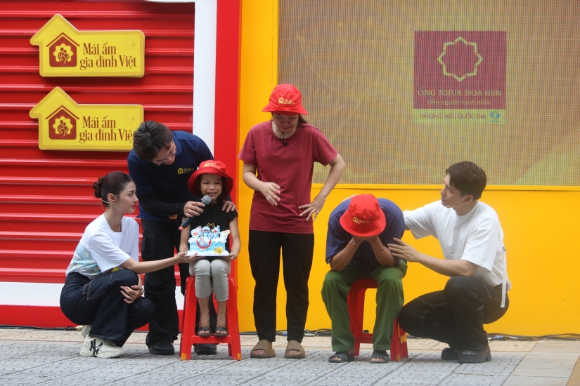 Mái ấm gia đình Việt Bé gái 8 tuổi lần đầu được tổ chức sinh nhật, bật khóc cầu mong mẹ khỏe mạnh