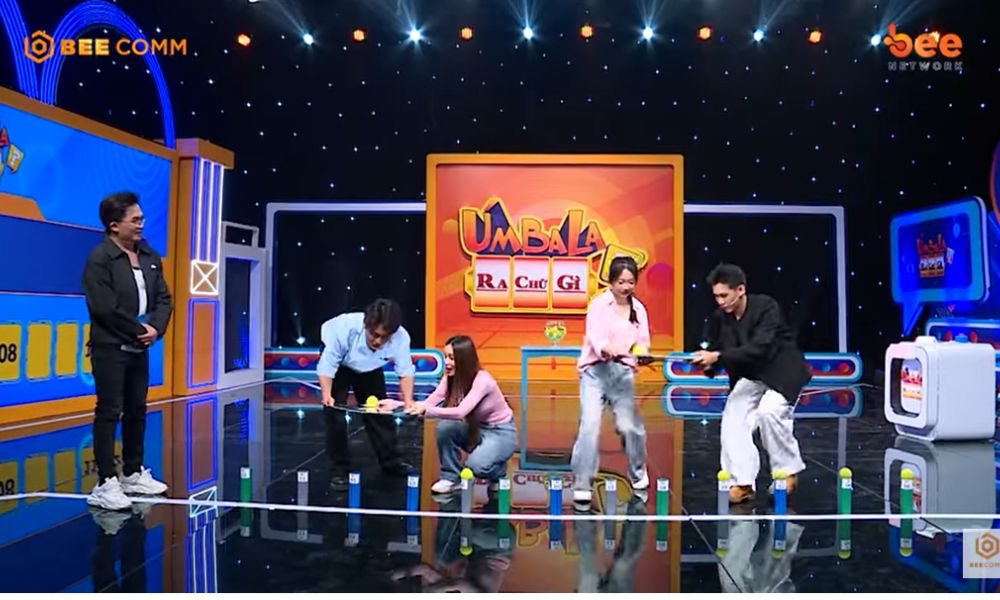 Úm Ba La Ra Chữ Gì?: MC Đại Nghĩa thích thú trước màn tung hứng duyên dáng của hai đội chơi
