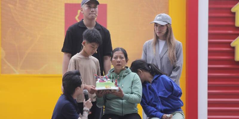 Mái ấm gia đình Việt: Giọt nước mắt trong bữa tiệc sinh nhật đặc biệt của người mẹ khiếm thị
