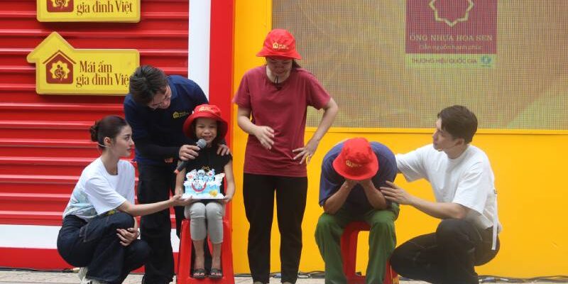 Mái ấm gia đình Việt: Bé gái 8 tuổi lần đầu được tổ chức sinh nhật, bật khóc cầu mong mẹ khỏe mạnh