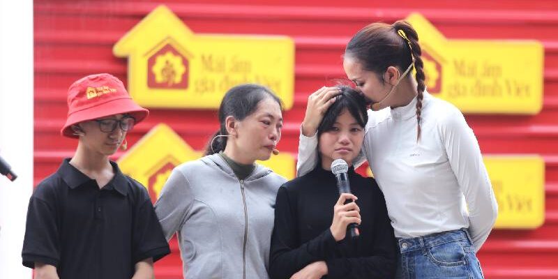 Ngọc Châu, Phan Văn Đức nghẹn ngào trước những em nhỏ mồ côi cha, làm chỗ dựa tinh thần cho mẹ