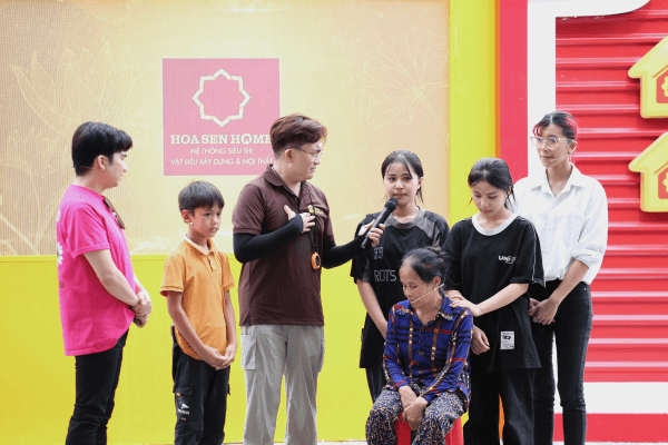Đại Nghĩa, Quang Hà và Đồng Ánh Quỳnh nặng lòng trước cảnh người phụ nữ khuyết tật gồng gánh nuôi 2 con sau khi chồng mất
