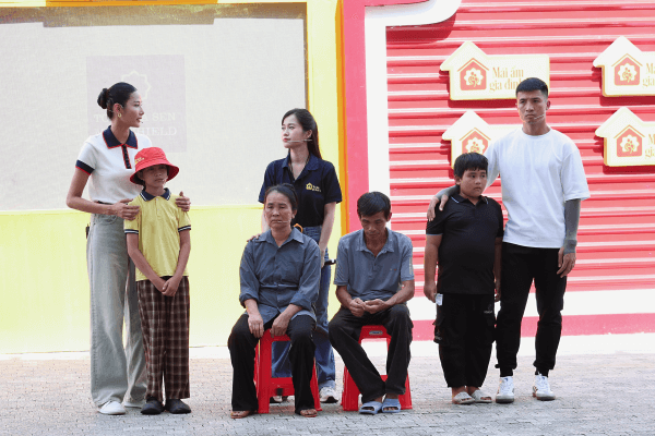 Lâm Vỹ Dạ bật khóc, Hoàng Thùy xót xa khi chứng kiến cảnh thiếu thốn tình cảm gia đình của các bé mồ côi