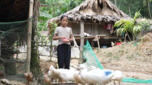Đại Nghĩa, Quang Hà và Đồng Ánh Quỳnh nặng lòng trước cảnh người phụ nữ khuyết tật gồng gánh nuôi 2 con sau khi chồng mất