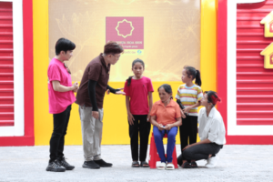 Đại Nghĩa, Quang Hà và Đồng Ánh Quỳnh nặng lòng trước cảnh người phụ nữ khuyết tật gồng gánh nuôi 2 con sau khi chồng mất