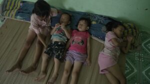 Mái ấm gia đình Việt: Hoàng Thùy bật khóc khi bé gái mất mẹ ôm chặt mình không rời