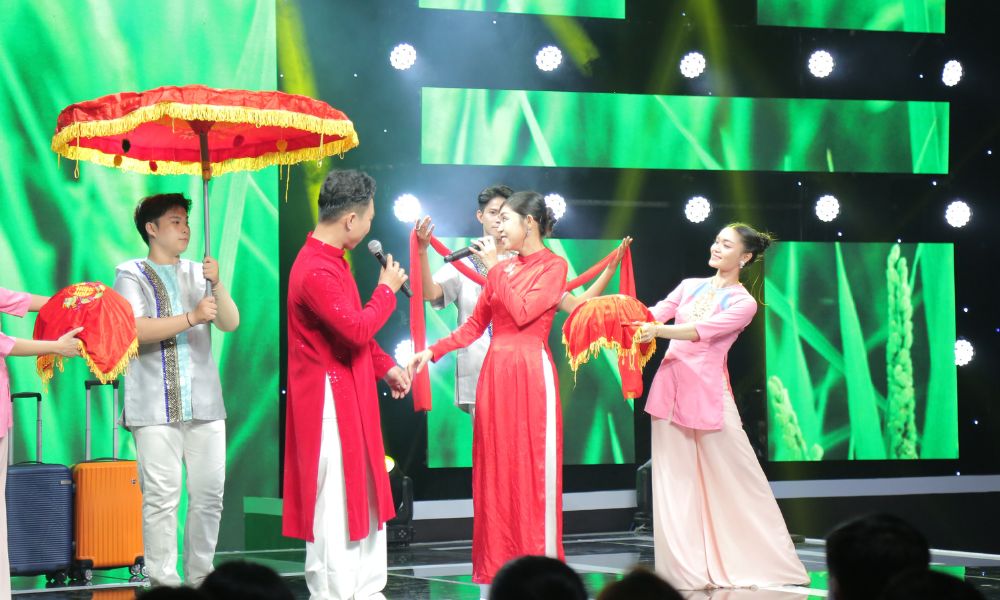 Năm Chà “rời sàn” lô tô, hóa tình nhân ngọt ngào trên sân khấu “Giai Điệu Ước Mơ”