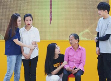 Thanh Thảo và Hà Myo bật khóc trước cô bé mồ côi, sống một mình trong ngôi nhà cũ do ông ngoại để lại