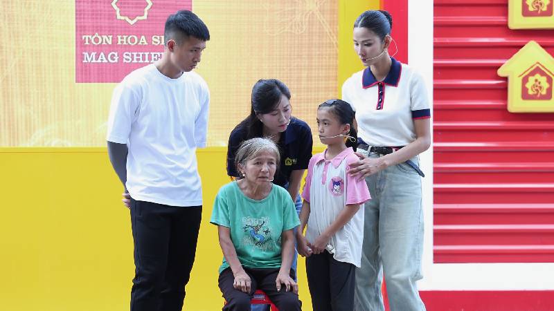 Lâm Vỹ Dạ bật khóc, Hoàng Thùy xót xa khi chứng kiến cảnh thiếu thốn tình cảm gia đình của các bé mồ côi
