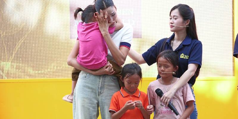 Mái ấm gia đình Việt: Hoàng Thùy bật khóc khi bé gái mất mẹ ôm chặt mình không rời