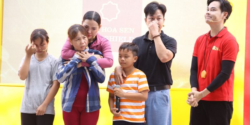 “Mái ấm gia đình Việt” ghi hình tại An Giang: Quách Tuấn Du nhớ tuổi thơ bán bánh, Phương Trinh Jolie khóc nức nở vì đồng cảm